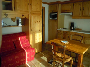A4 km de Megève très joli studio avec jacuzzi ,vue sur les montagnes au calme Praz-Sur-Arly
